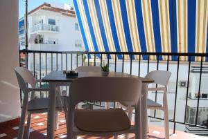 stół i krzesła na balkonie w obiekcie APARTAMENTO LA TORNA w mieście Nerja