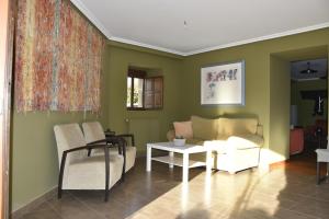 uma sala de estar com um sofá e uma mesa em Ribeira Sacra II - Ourense em Nogueira de Ramuin