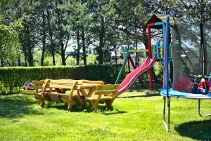 park ze zjeżdżalnią i placem zabaw w obiekcie Klara w Sarbinowie