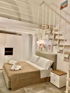 ein Schlafzimmer mit einem großen Bett in einem weißen Zimmer in der Unterkunft ZiaCO' in Leverano