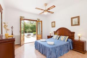 a bedroom with a bed and a ceiling fan at Villa Son Tretze by Villa Plus in Biniparrell