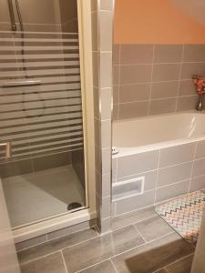 eine Dusche mit Glastür im Bad in der Unterkunft Alojamento Local - Casa Amarela in Alvaiázere