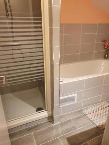 una doccia con una porta in vetro in un bagno di Alojamento Local - Casa Amarela ad Alvaiázere Altre 29 foto