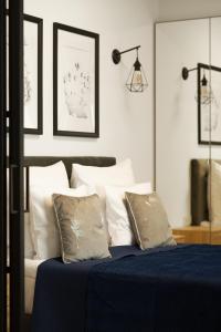1 dormitorio con 1 cama con almohadas blancas en Zentrum Apartament IMPERO z Parkingiem, en Poznan