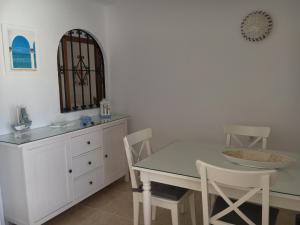 jadalnia ze stołem i lustrem w obiekcie APARTAMENTO LA TORNA w mieście Nerja