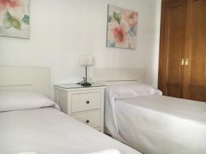 Łóżko lub łóżka w pokoju w obiekcie APARTAMENTO LA TORNA