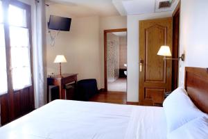 Postel nebo postele na pokoji v ubytování Hostal Antxitonea