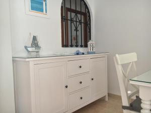 biała komoda z lustrem na górze w obiekcie APARTAMENTO LA TORNA w mieście Nerja +14 zdjęć