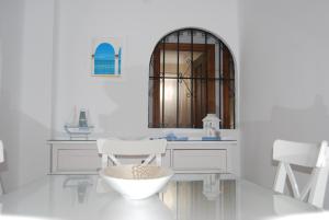 biała łazienka z umywalką i 2 białymi krzesłami w obiekcie APARTAMENTO LA TORNA w mieście Nerja