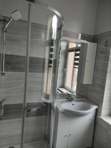 łazienka z umywalką i prysznicem w obiekcie Apartamenty Bulwar Nadmorski, Ustka w Ustce +24 zdjęcia