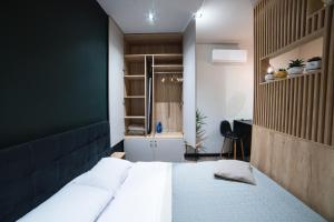 ein Schlafzimmer mit einem Bett und einer grünen Wand in der Unterkunft Студія у центрі міста in Uschhorod