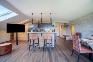 a kitchen and living room with a table and chairs at Ferienwohnung Zypresse in Merano