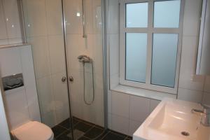 uma casa de banho com um chuveiro, um WC e um lavatório. em Villa Skansen em Bergen