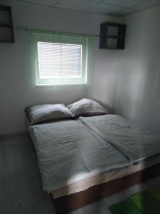 Postel nebo postele na pokoji v ubytování Apartmány Vihorlat II + 9 fotografií