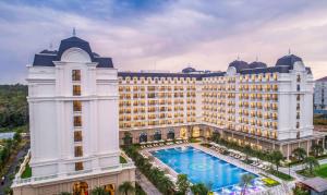 un edificio grande con una gran piscina delante en Vinholidays Fiesta Phu Quoc, en Phu Quoc