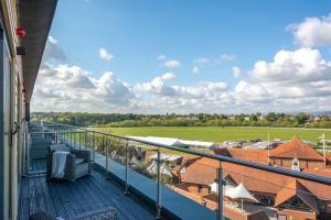 Un balcón o terraza en Roomzzz Chester City