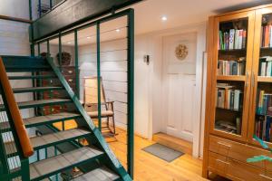 eine Wendeltreppe in einem Zimmer mit Bücherregalen in der Unterkunft Appartementhaus am Schloss in Weimar
