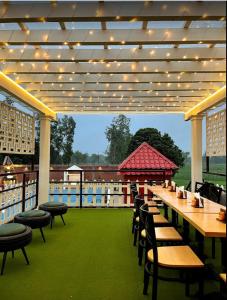 Bazén v ubytování Yashmay Villa Club & Resort nebo v jeho okolí