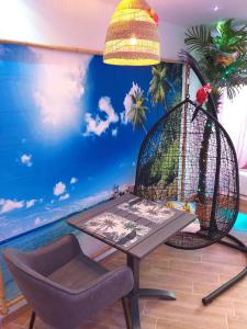 um quarto com uma gaiola para pássaros e uma mesa e cadeira em Wonder Paradisio Studio Nerja em Nerja