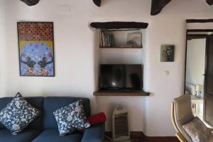 Televízia a/alebo spoločenská miestnosť v ubytovaní Casa La Soleá. Vistas al pueblo y la Sierra