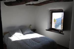 Giường trong phòng chung tại Casa La Soleá. Vistas al pueblo y la Sierra