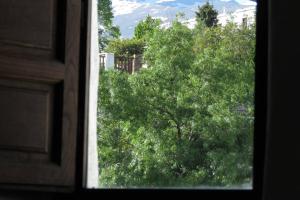 Vonkajšia záhrada v ubytovaní Casa La Soleá. Vistas al pueblo y la Sierra