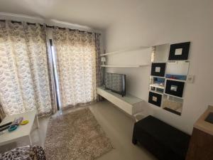 ein kleines Wohnzimmer mit einem TV und einem Sofa in der Unterkunft G cribs B1F2 in Hurghada