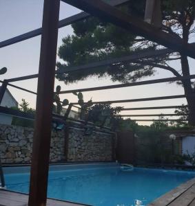 une personne sautant dans une piscine dans l'établissement Villa Genna, à San Vito Lo Capo