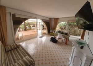 un salon avec une grande fenêtre et un salon avec dans l'établissement Villa Genna, à San Vito Lo Capo