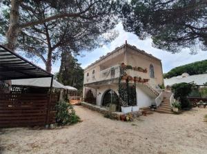 Cette grande maison dispose d'un balcon et d'une clôture. dans l'établissement Villa Genna, à San Vito Lo Capo