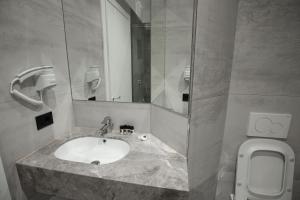 A bathroom at Mirage Hotel