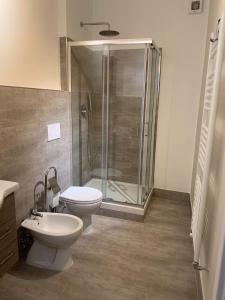 キアーヴァリにあるCasa Entella by Vacanze in Chiavariのバスルーム(シャワー、トイレ、シンク付)