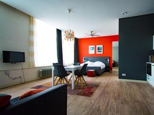 a living room filled with furniture and a tv at ApartHotel Waepen van Middelburg in Middelburg