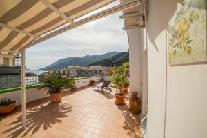 Elle comprend un balcon offrant une vue sur l'océan. dans l'établissement Casa Vacanza Paradiso, à Maiori