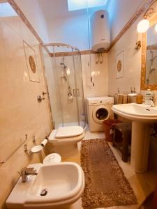 サン・ヴィート・ロ・カーポにあるPan Apartmentのバスルーム(洗面台、トイレ、シャワー付)