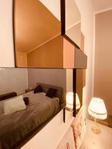 サン・ヴィート・ロ・カーポにあるPan Apartmentのベッドルーム(大きな鏡付きのベッド付)