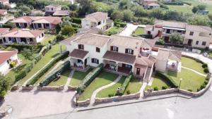 an aerial view of a house with a yard at Appartamenti Corallo in San Teodoro