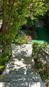 um caminho de jardim com flores e uma cerca em Guesthouse Mixe em Budva