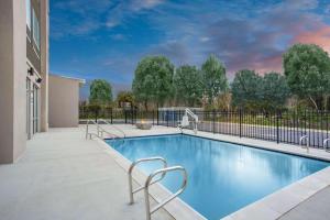 สระว่ายน้ำที่อยู่ใกล้ ๆ หรือใน La Quinta Inn & Suites by Wyndham Manassas, VA- Dulles Airport