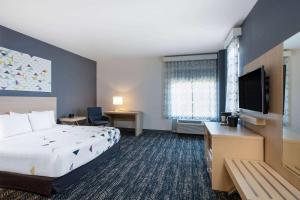 Кровать или кровати в номере La Quinta Inn & Suites by Wyndham Manassas, VA- Dulles Airport