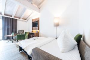Rúm í herbergi á Hotel Lenzerhorn - Alpine Stay, Spa & Savour