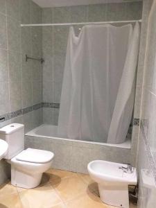 La salle de bains est pourvue de toilettes, d'une douche et d'un lavabo. dans l'établissement Nice and quiet flat in Premià de Mar HUTB, à Premiá de Mar