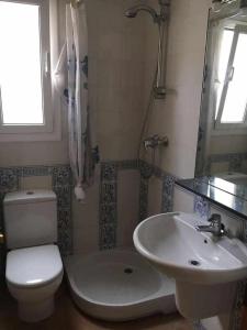 y baño con aseo y lavamanos. en Nice and quiet flat in Premià de Mar HUTB, en Premiá de Mar