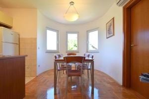 Η κουζίνα ή μικρή κουζίνα στο Apartment Mirela +7 φωτογραφίες