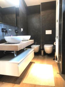 uma casa de banho com 2 lavatórios e 2 WC em Remarkable 4-Bed Villa in Bellano em Bellano