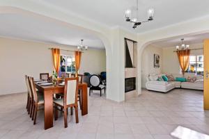 Postel nebo postele na pokoji v ubytování Villa Pera by Villa Plus + 12 fotografií
