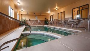 una piscina cubierta en un edificio con piscina en Best Western Plus Eagleridge Inn & Suites, en Pueblo