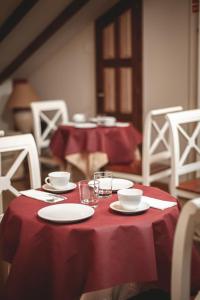 A restaurant or other place to eat at Posada Cicero