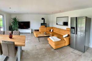 a living room with a couch and a table at neue ruhige Ferienwohnung am Wald in Wüstewohlde
