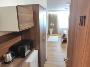 Kuchyň nebo kuchyňský kout v ubytování WX Hotel
